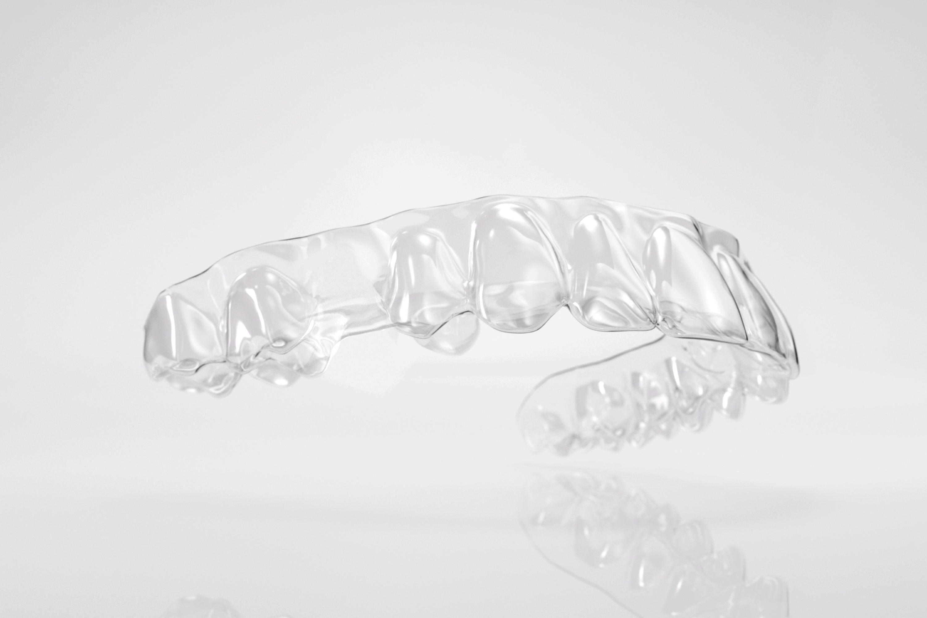 Красивая улыбка с элайнерами